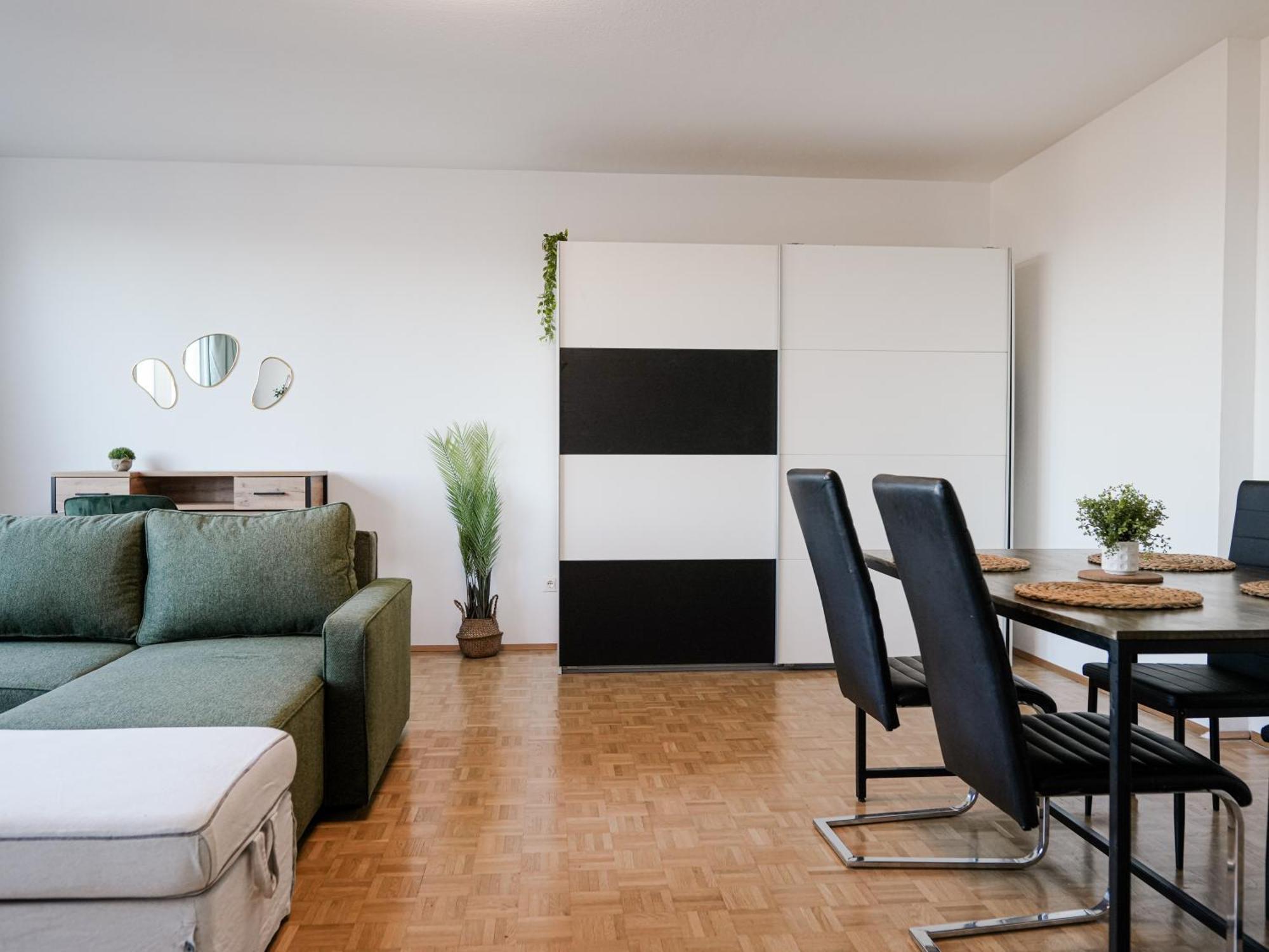 Spacious Apartments With View & Free Parking Wiener Neustadt Dış mekan fotoğraf